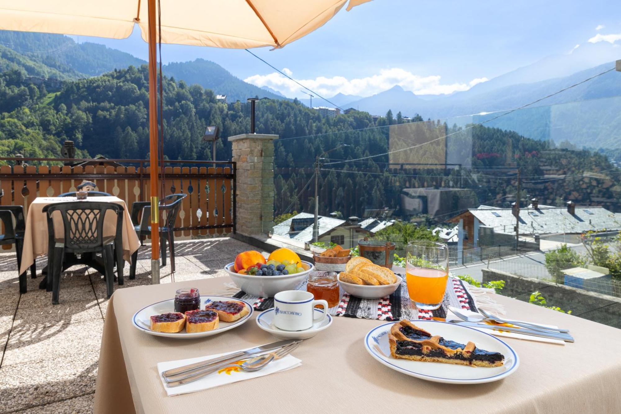 Hotel Biancospino Lanzada ภายนอก รูปภาพ
